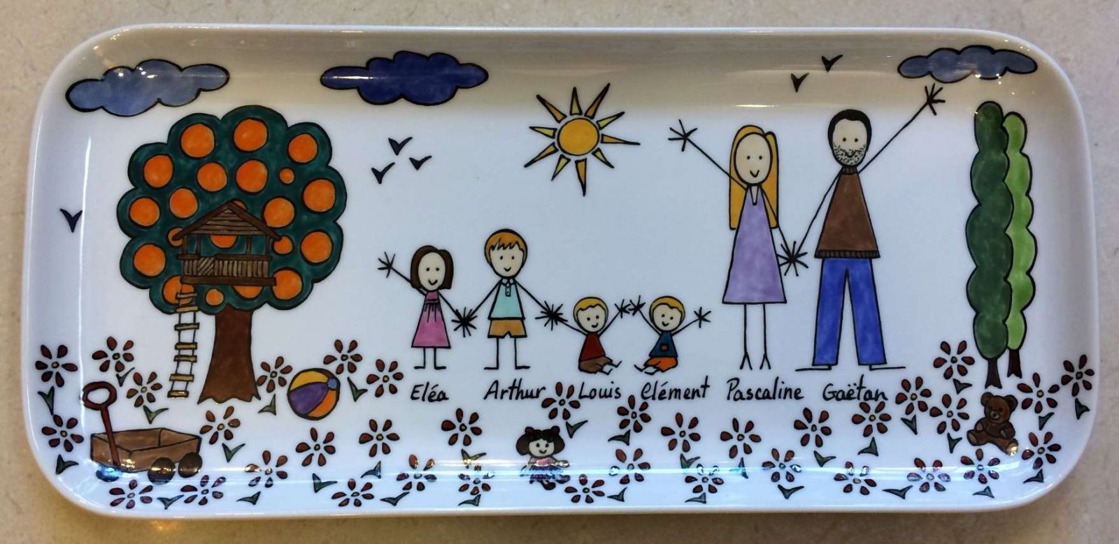 - Cadeau Maman plat à cake en porcelaine personnalisé par une famille et ses passions.